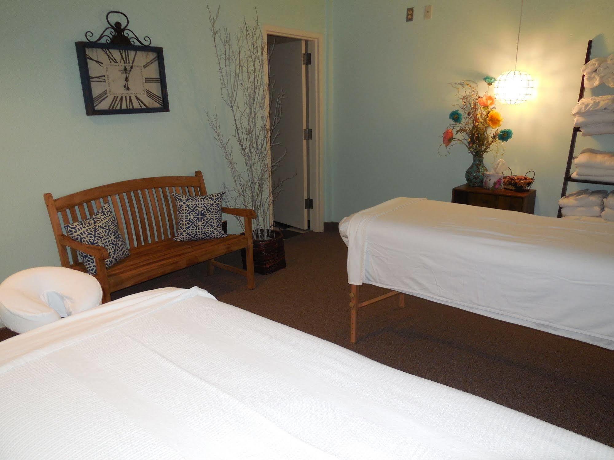 Higher Ground Hotel Independence Bagian luar foto